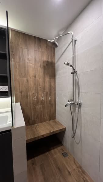 Robertson 100, 100 Robertson Quay, 2 Bedrooms, 936 sqft, Apartment For Rent, by Julie Cheak, 500101499 - Master Bedroom Ensuite Bathroom - PropertyGuru.com.sg