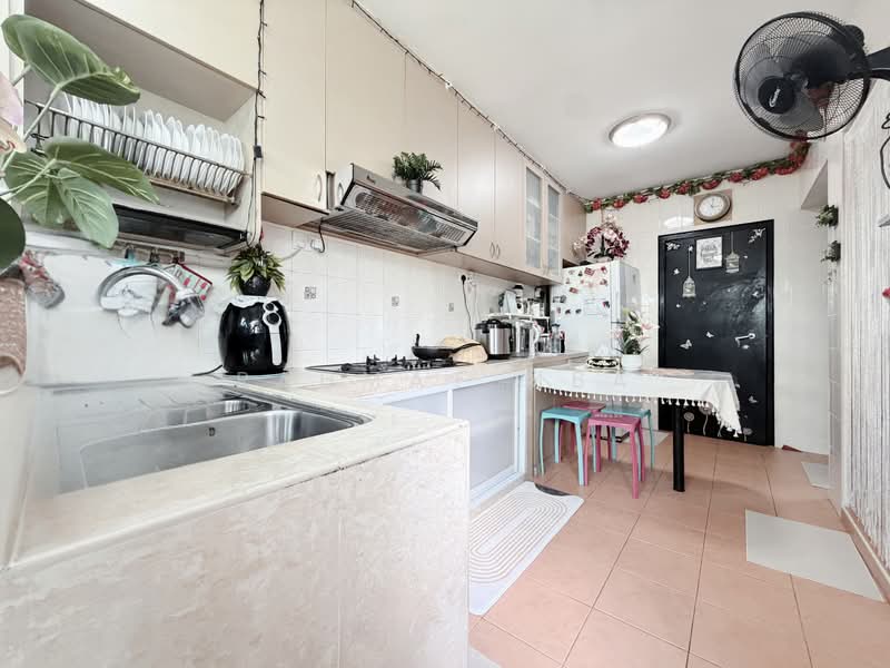 176D Edgefield Plains, 176D Edgefield Plains, 3 Bedrooms, 915 sqft, HDB Flat For Sale, by Rahmat MBA, 500101507 - Kitchen - PropertyGuru.com.sg