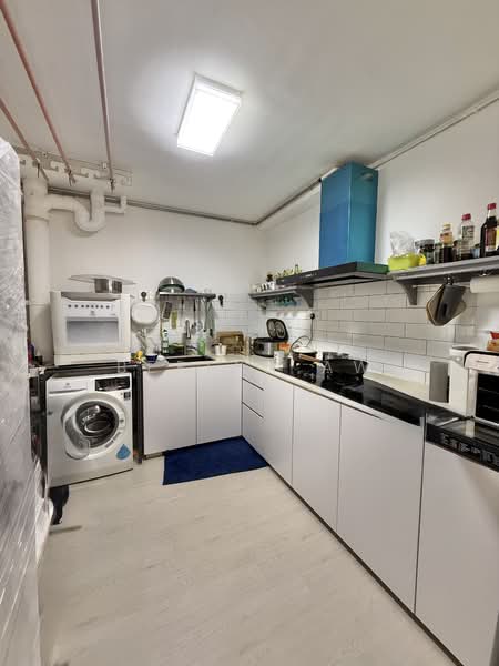 359B Admiralty Drive HDB Flat For Sale at S$ 650,000 | PropertyGuru Singapore - Kitchen