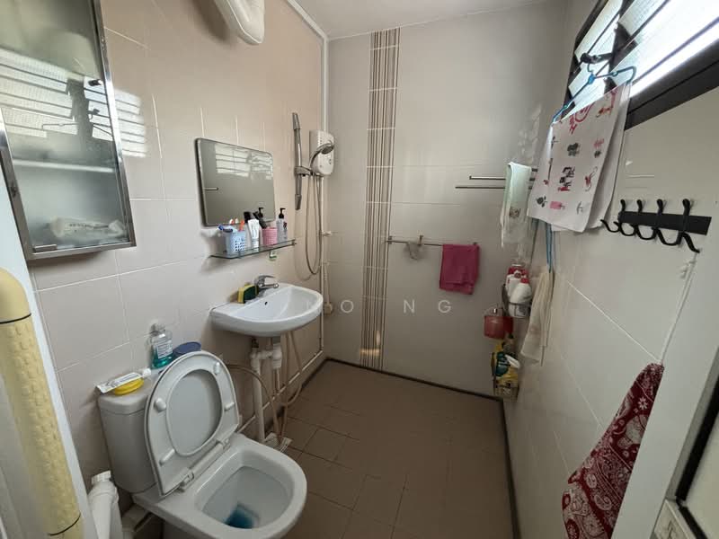 236 Serangoon Avenue 3 HDB Flat For Sale at S$ 800,000 | PropertyGuru Singapore - Bathroom