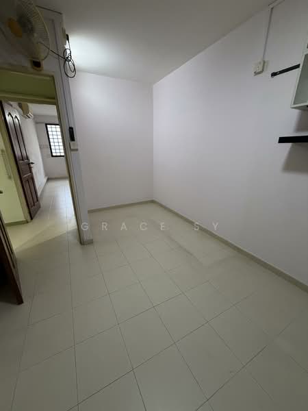 523 Serangoon North Avenue 4 HDB Flat For Sale at S$ 675,000 | PropertyGuru Singapore - Corridor bedrm