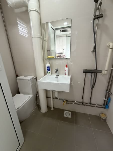 523 Serangoon North Avenue 4 HDB Flat For Sale at S$ 675,000 | PropertyGuru Singapore - Bathroom