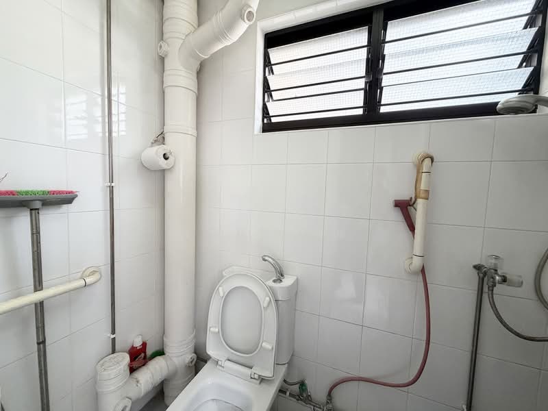 526 Hougang Avenue 6 HDB Flat For Sale at S$ 535,000 | PropertyGuru Singapore - Bathroom