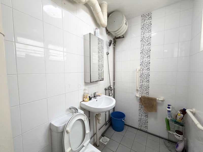 526 Hougang Avenue 6 HDB Flat For Sale at S$ 535,000 | PropertyGuru Singapore - Bathroom