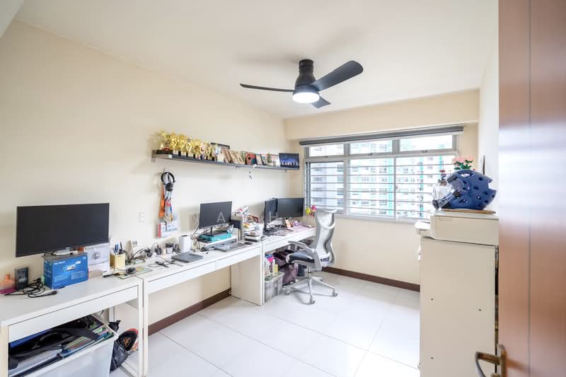 572A Woodlands Avenue 1, 572A Woodlands Avenue 1, 3 Bedrooms, 1,205 sqft, HDB Flat For Sale, by Kennath Khong, 500101588 - Study - PropertyGuru.com.sg