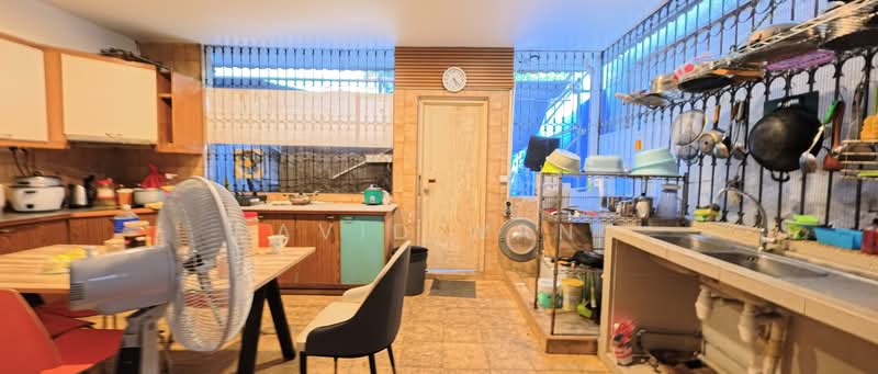 Jalan Kuras, Jalan Kuras, 3 Bedrooms, 1,800 sqft, Terraced House For Rent, by David Wang, 500101607 - Kitchen - PropertyGuru.com.sg