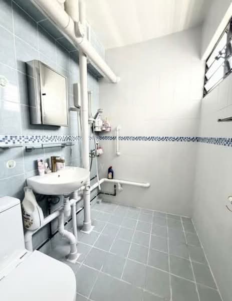 304 Hougang Avenue 5 HDB Flat For Sale at S$ 485,000 | PropertyGuru Singapore - Bathroom