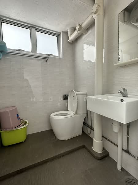 325 Clementi Avenue 5, 325 Clementi Avenue 5, 2 Bedrooms, 721 sqft, HDB Flat For Rent, by Magdalene Sim, 500101613 - Common Bathroom - PropertyGuru.com.sg