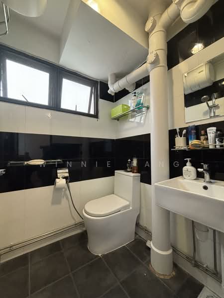 335 Ang Mo Kio Avenue 1, 335 Ang Mo Kio Avenue 1, 3 Bedrooms, 980 sqft, HDB Flat For Sale, by Winnie Pang, 500101626 - Bathroom - PropertyGuru.com.sg