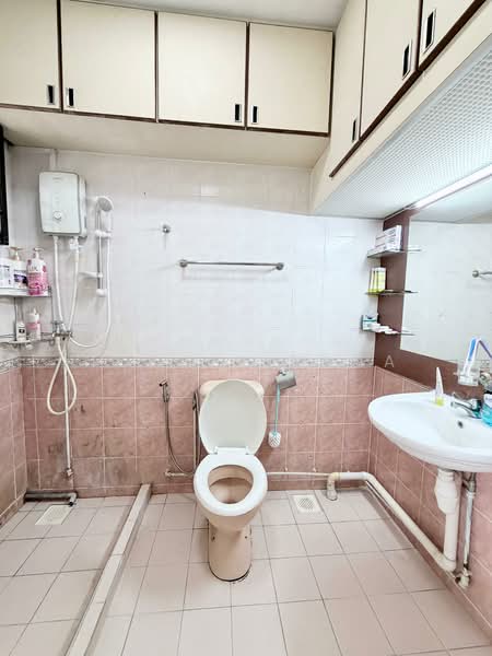 56 Strathmore Avenue, 56 Strathmore Avenue, 3 Bedrooms, 1,022 sqft, HDB Flat For Sale, by Nona Kirana, 500101650 - Bathroom - PropertyGuru.com.sg