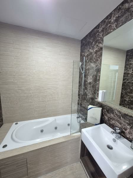 Viz at Holland, 221 Queensway, 2 Bedrooms, 861 sqft, Condominium For Sale, by Ivy Lew, 500101661 - Bathroom - PropertyGuru.com.sg