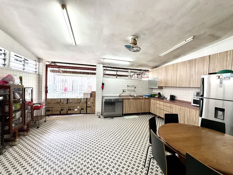 Simon Place, Simon Place, 4 Bedrooms, 2,600 sqft, Semi-Detached House For Sale, by Albert Kuck, 500101673 - Kitchen - PropertyGuru.com.sg