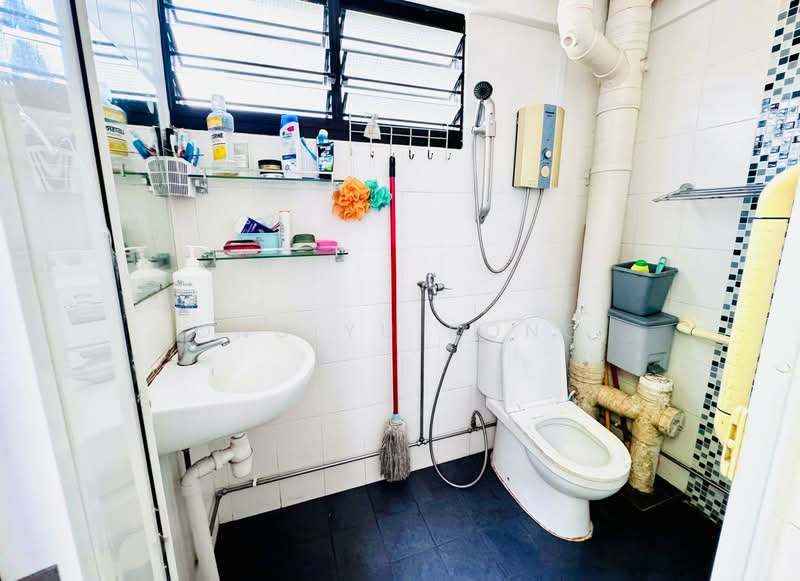 456 Tampines Street 42, 456 Tampines Street 42, 3 Bedrooms, 904 sqft, HDB Flat For Rent, by Ong Yu Rong, 500101715 - Bathroom - PropertyGuru.com.sg