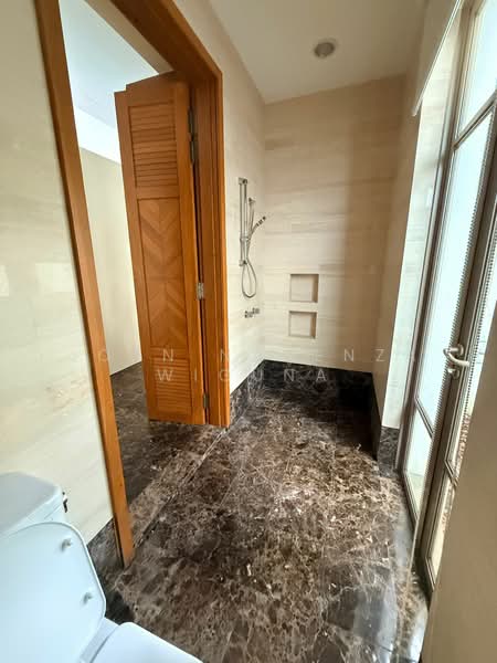 GCB in Holland/Leedon. Move-in Ready, Belmont Road, Leedon Park, Leedon Road, Cluny road, Cluny Park Road, Botanic Gardens, Cornwall Gardens, Swettenham Road, Ridout Road, Peirce Road, Holland Road, King Albert Park, 5 Bedrooms, 7,200 sqft, Good Class Bungalow For Rent, by Joan Navenza Wiguna, 500101718 - Junior Master Bathroom - PropertyGuru.com.sg