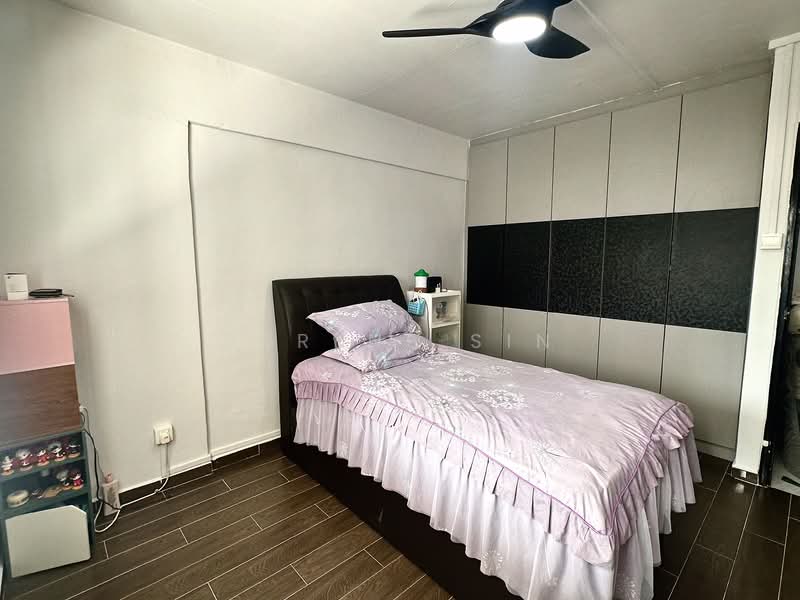125 Bukit Batok Central HDB Flat For Sale at S$ 950,000 | PropertyGuru Singapore - Bedroom