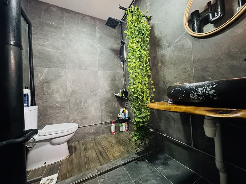 125 Bukit Batok Central HDB Flat For Sale at S$ 950,000 | PropertyGuru Singapore - Bathroom