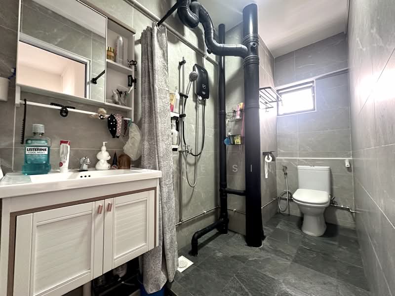 125 Bukit Batok Central HDB Flat For Sale at S$ 950,000 | PropertyGuru Singapore - Bathroom