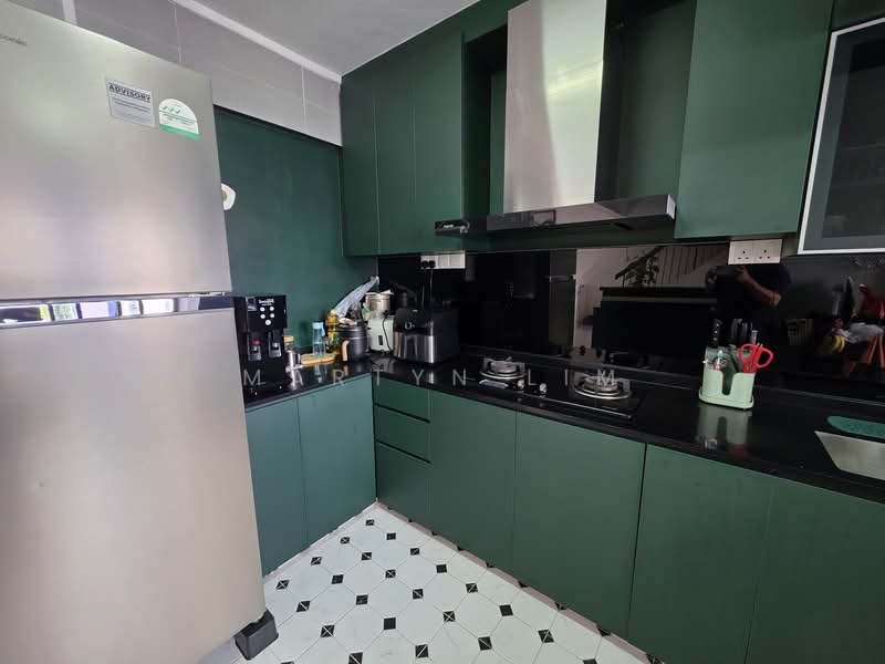 125 Bukit Batok Central HDB Flat For Sale at S$ 950,000 | PropertyGuru Singapore - Kitchen