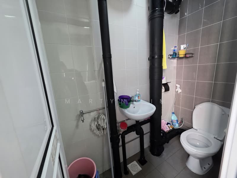 125 Bukit Batok Central HDB Flat For Sale at S$ 950,000 | PropertyGuru Singapore - Bathroom