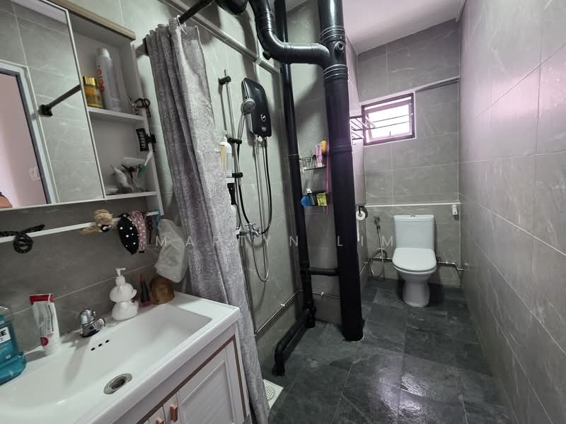 125 Bukit Batok Central HDB Flat For Sale at S$ 950,000 | PropertyGuru Singapore - Bathroom