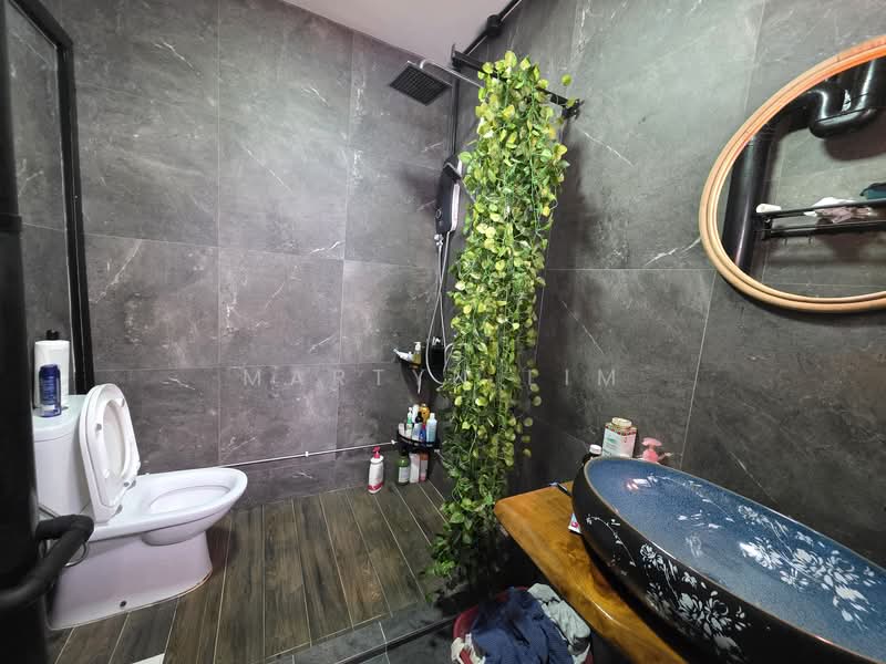 125 Bukit Batok Central HDB Flat For Sale at S$ 950,000 | PropertyGuru Singapore - Bathroom