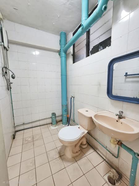 762 Woodlands Avenue 6 HDB Flat For Sale at S$ 630,000 | PropertyGuru Singapore - Bathroom