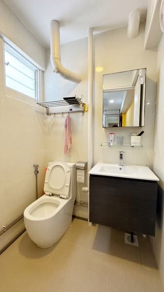 201A Tampines Street 21, 201A Tampines Street 21, 2 Bedrooms, 883 sqft, HDB Flat For Sale, by Desiree Leung, 500101831 - Bathroom - PropertyGuru.com.sg