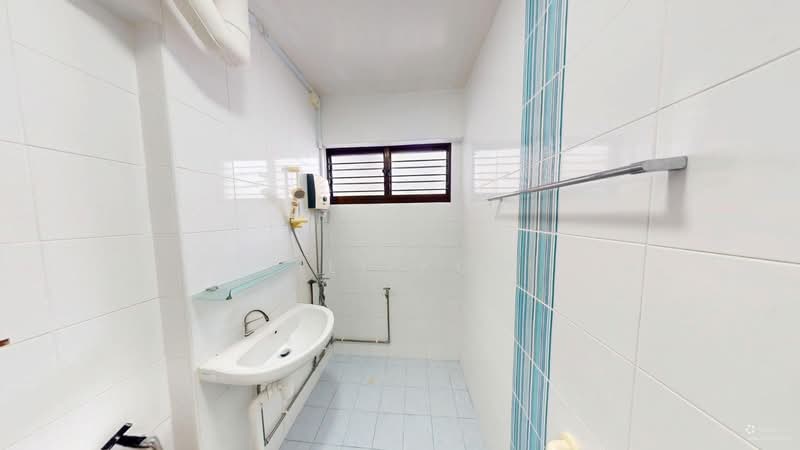 107 Towner Road, 107 Towner Road, 3 Bedrooms, 1,130 sqft, HDB Flat For Sale, by LiLi Koh, 500101842 - Bathroom - PropertyGuru.com.sg