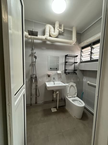 504 Choa Chu Kang Street 51 HDB Flat For Sale at S$ 550,000 | PropertyGuru Singapore - Bathroom