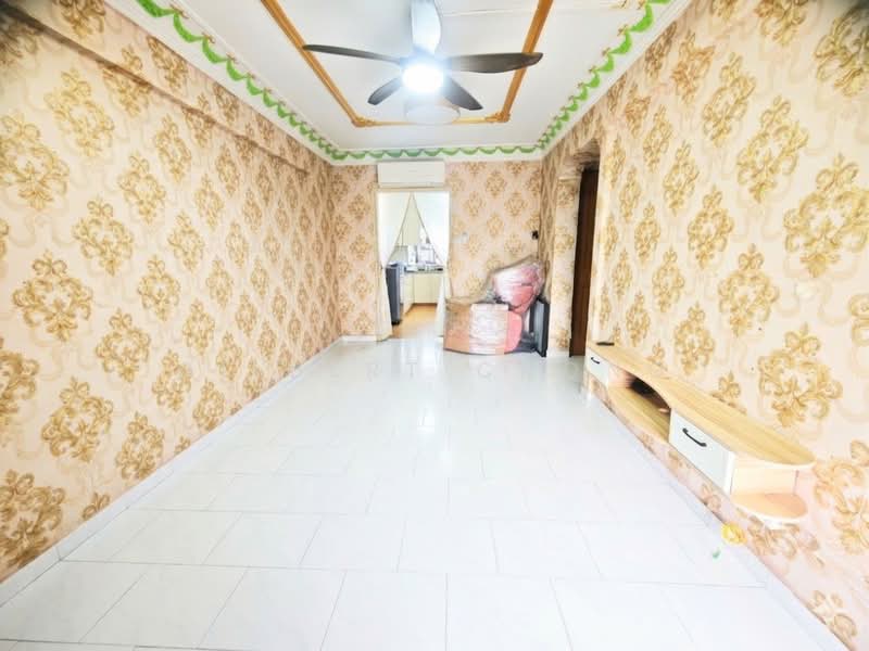 529 Bedok North Street 3, 529 Bedok North Street 3, 2 Bedrooms, 732 sqft, HDB Flat For Sale, by Gilbert Chong, 500101878 - Living Room - PropertyGuru.com.sg