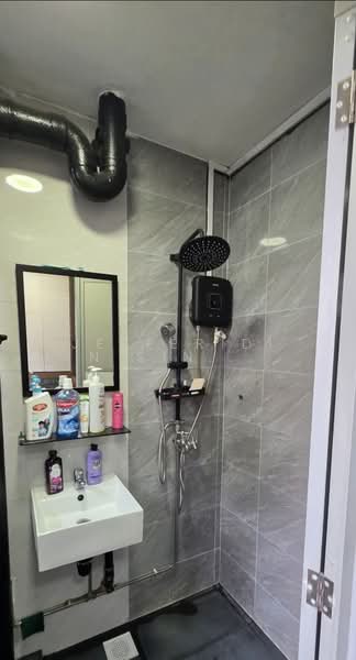 745 Jurong West Street 73, 745 Jurong West Street 73, 3 Bedrooms, 1,119 sqft, HDB Flat For Sale, by Jefferidin Singaram, 500101890 - Bathroom - PropertyGuru.com.sg