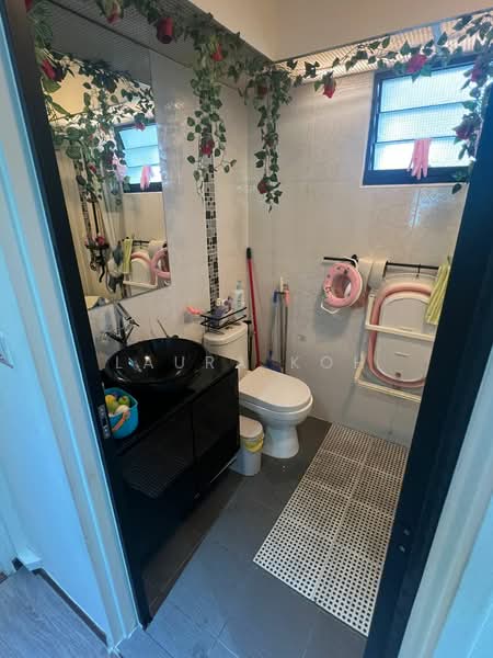 335B Yishun Riverwalk, 335B Yishun Street 31, 3 Bedrooms, 990 sqft, HDB Flat For Sale, by Laura Koh, 500101925 - Bathroom - PropertyGuru.com.sg