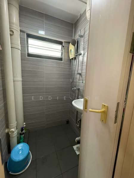 126 Lorong 1 Toa Payoh, 126 Lorong 1 Toa Payoh, 2 Bedrooms, 721 sqft, HDB Flat For Rent, by Eddie SOH, 500101939 - Bathroom - PropertyGuru.com.sg
