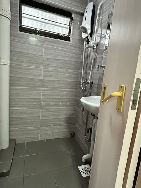 126 Lorong 1 Toa Payoh, 126 Lorong 1 Toa Payoh, 2 Bedrooms, 721 sqft, HDB Flat For Rent, by Eddie SOH, 500101939 - Bathroom - PropertyGuru.com.sg