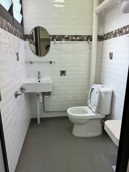 126 Serangoon North Avenue 1, 126 Serangoon North Avenue 1, 3 Bedrooms, 990 sqft, HDB Flat For Rent, by Anthony Cheng, 500101968 - Bathroom - PropertyGuru.com.sg