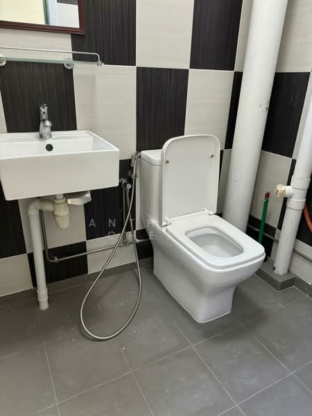 126 Serangoon North Avenue 1, 126 Serangoon North Avenue 1, 3 Bedrooms, 990 sqft, HDB Flat For Rent, by Anthony Cheng, 500101968 - Bathroom - PropertyGuru.com.sg