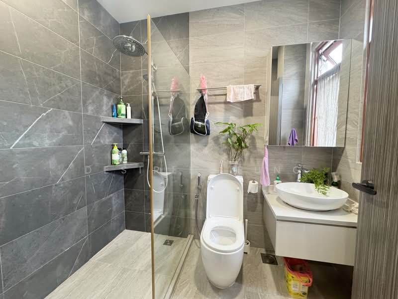 3.5 Storey Semi-Detached @ Telok Kurau. 1km to Tao Nan, , 4 Bedrooms, 3,500 sqft, Semi-Detached House For Sale, by Desiree Leung, 500101981 - Bathroom - PropertyGuru.com.sg