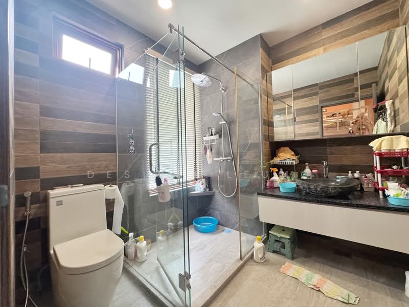 3.5 Storey Semi-Detached @ Telok Kurau. 1km to Tao Nan, , 4 Bedrooms, 3,500 sqft, Semi-Detached House For Sale, by Desiree Leung, 500101981 - Bathroom - PropertyGuru.com.sg