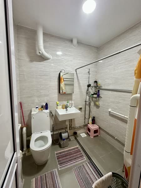 830 Yishun Street 81, 830 Yishun Street 81, 2 Bedrooms, 786 sqft, HDB Flat For Sale, by Irene Yap, 500101996 - Master Bathroom - PropertyGuru.com.sg
