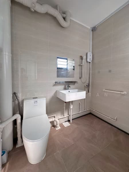 303 Yishun Central, 303 Yishun Central, 2 Bedrooms, 797 sqft, HDB Flat For Sale, by Margaret Tan, 500102032 - Bathroom - PropertyGuru.com.sg