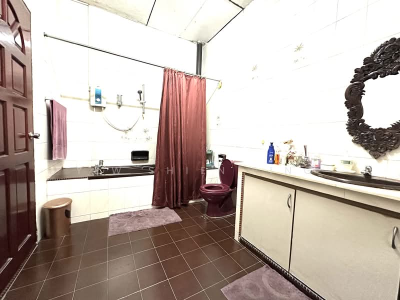 Rare Freehold 2 sty Detached @ Westlake Gardens, Westlake Avenue, 5 Bedrooms, 4,500 sqft, Detached House For Sale, by Yew Shien Ping, 500102043 - Bathroom - PropertyGuru.com.sg