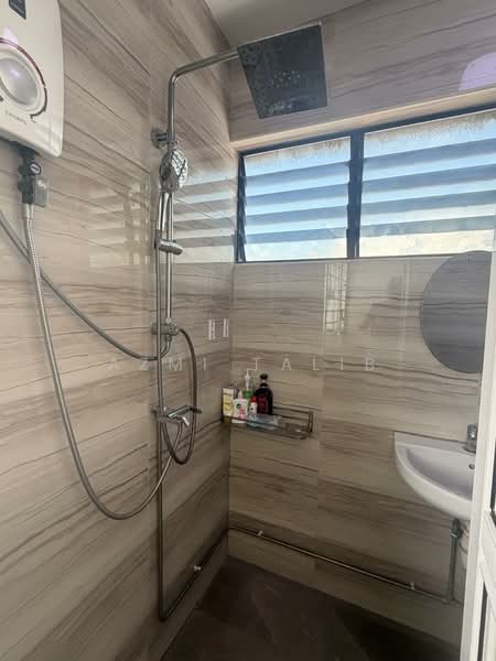 351 Hougang Avenue 7, 351 Hougang Avenue 7, 3 Bedrooms, 1,302 sqft, HDB Flat For Sale, by Azmi Talib, 500102061 - Bathroom - PropertyGuru.com.sg