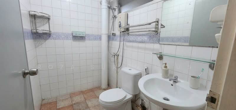 617 Woodlands Avenue 4, 617 Woodlands Avenue 4, 3 Bedrooms, 1,022 sqft, HDB Flat For Rent, by Roza Sure Bagus, 500102103 - Bathroom - PropertyGuru.com.sg