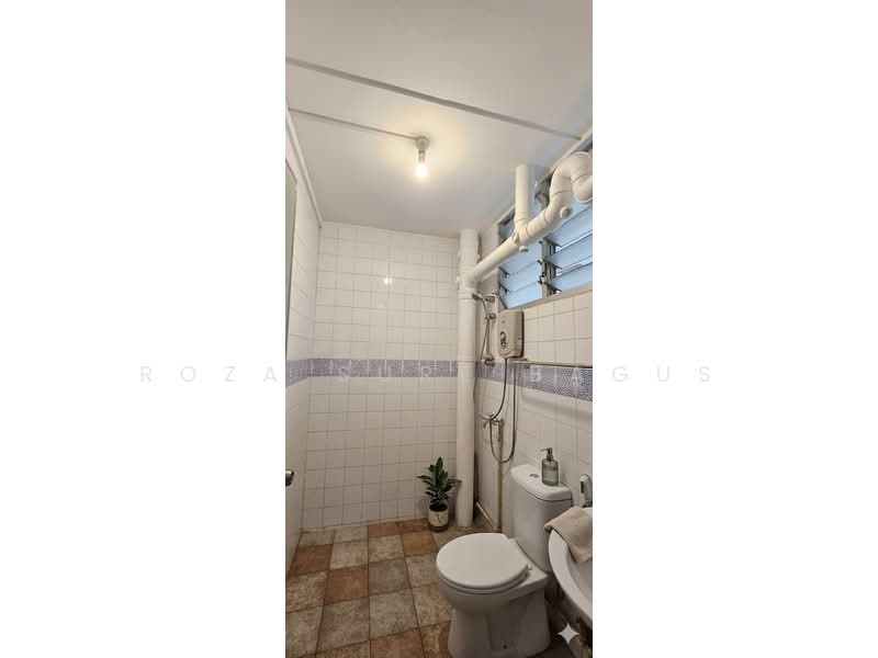 617 Woodlands Avenue 4, 617 Woodlands Avenue 4, 3 Bedrooms, 1,022 sqft, HDB Flat For Rent, by Roza Sure Bagus, 500102103 - Bathroom - PropertyGuru.com.sg
