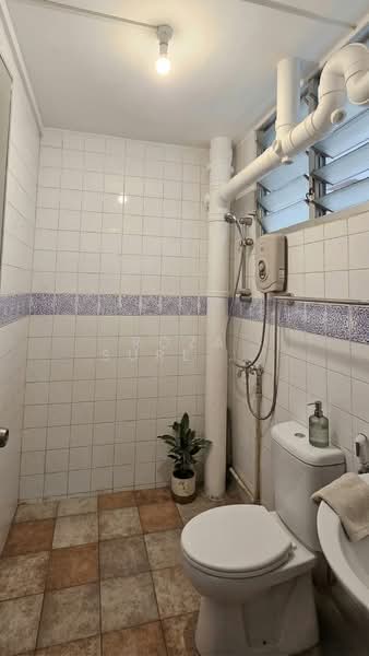 617 Woodlands Avenue 4, 617 Woodlands Avenue 4, 3 Bedrooms, 1,022 sqft, HDB Flat For Rent, by Roza Sure Bagus, 500102103 - Bathroom - PropertyGuru.com.sg