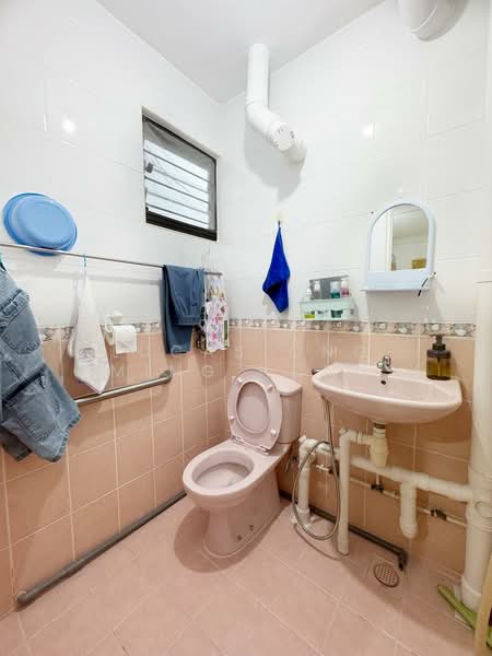 607 Ang Mo Kio Avenue 4, 607 Ang Mo Kio Avenue 4, 2 Bedrooms, 721 sqft, HDB Flat For Sale, by Lucas Ong Ming Hong, 500102105 - Bathroom - PropertyGuru.com.sg