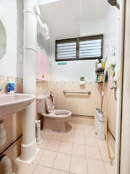 607 Ang Mo Kio Avenue 4, 607 Ang Mo Kio Avenue 4, 2 Bedrooms, 721 sqft, HDB Flat For Sale, by Lucas Ong Ming Hong, 500102105 - Bathroom - PropertyGuru.com.sg