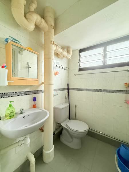 18 Hougang Avenue 3, 18 Hougang Avenue 3, 3 Bedrooms, 990 sqft, HDB Flat For Sale, by James Yeo, 500102165 - Bathroom - PropertyGuru.com.sg