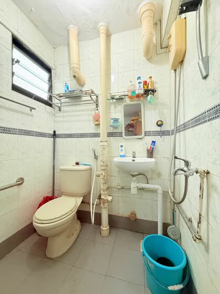18 Hougang Avenue 3, 18 Hougang Avenue 3, 3 Bedrooms, 990 sqft, HDB Flat For Sale, by James Yeo, 500102165 - Bathroom - PropertyGuru.com.sg