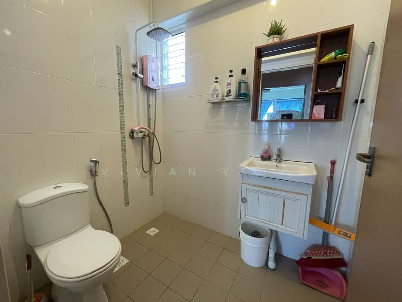 342A Yishun Ring Road, 342A Yishun Ring Road, 3 Bedrooms, 1,033 sqft, HDB Flat For Sale, by Vivian Yeow, 500102177 - Bathroom - PropertyGuru.com.sg